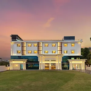 4* Hotel Redolence Aravali Tree